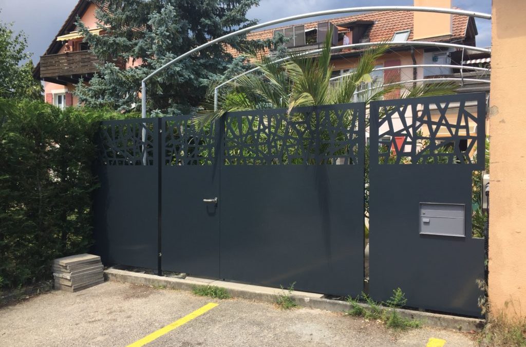 Portail en inox thermolaqué avec tôle découper au laser