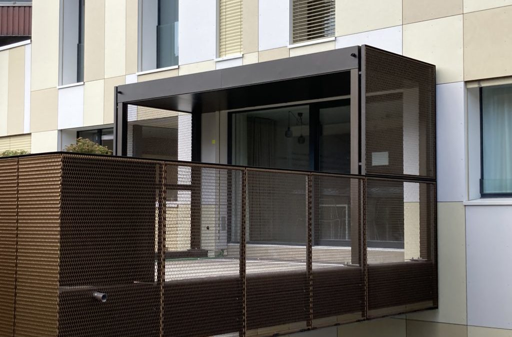 Garde corps et couvert en métal dépoyé